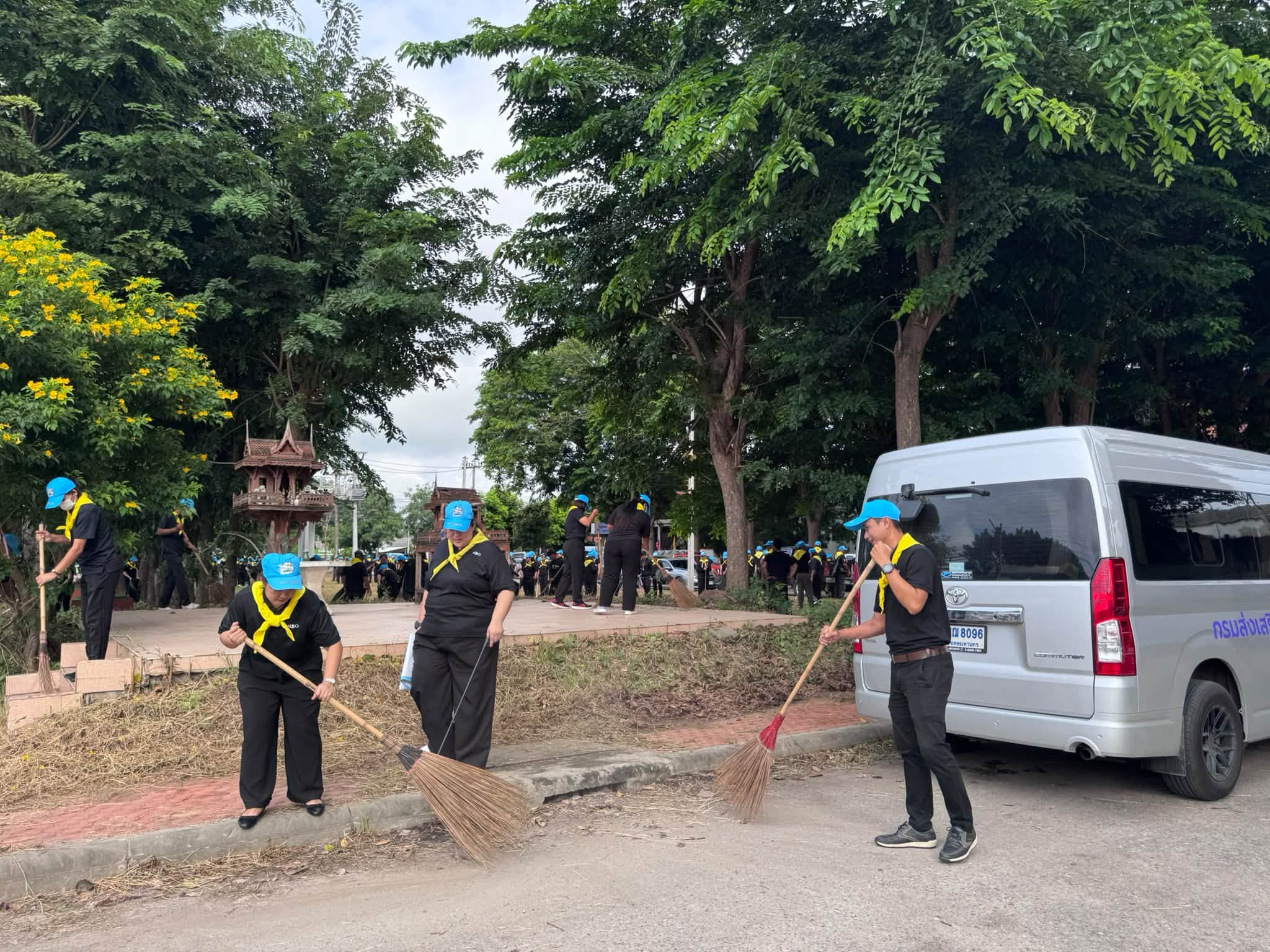 title - ส.ป.ก.อ่างทอง เข้าร่วมกิจกรรมจิตอาสาพัฒนาถนนเทศบาล 14 ทำความสะอาด ปรับภูมิทัศน์